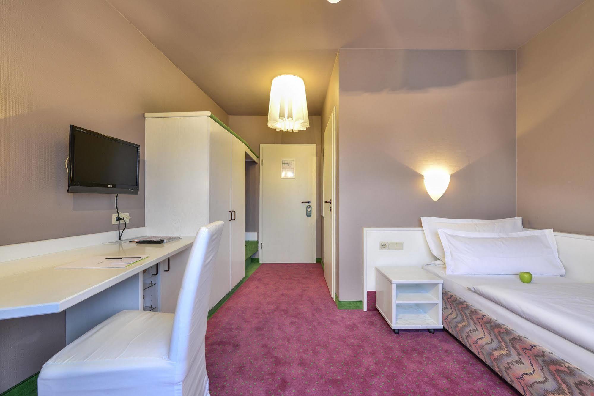 Airport Hotel By The New Yorker Кёльн Экстерьер фото