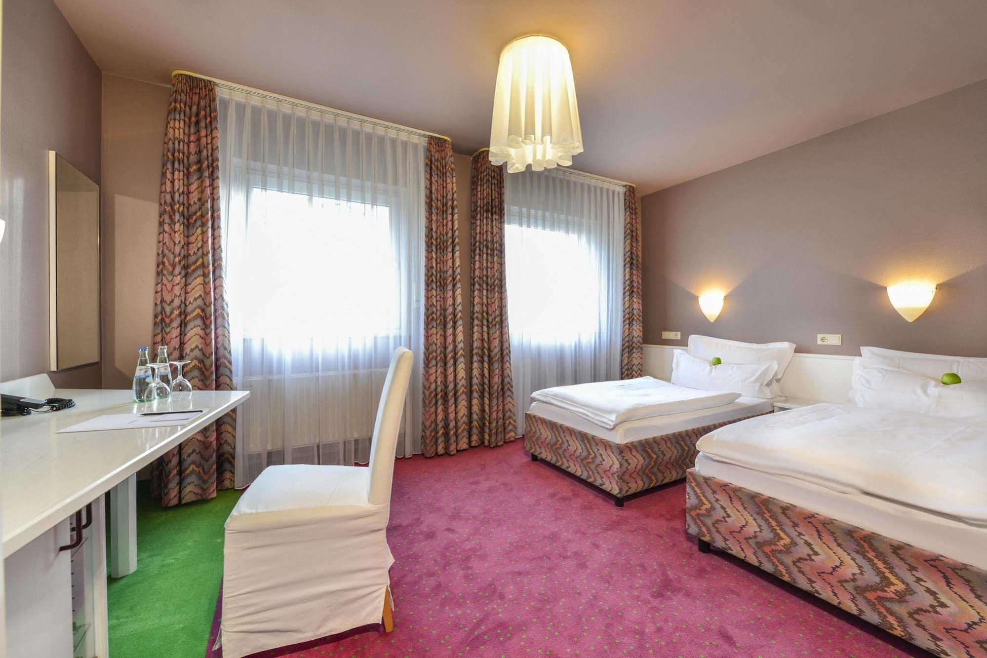 Airport Hotel By The New Yorker Кёльн Экстерьер фото