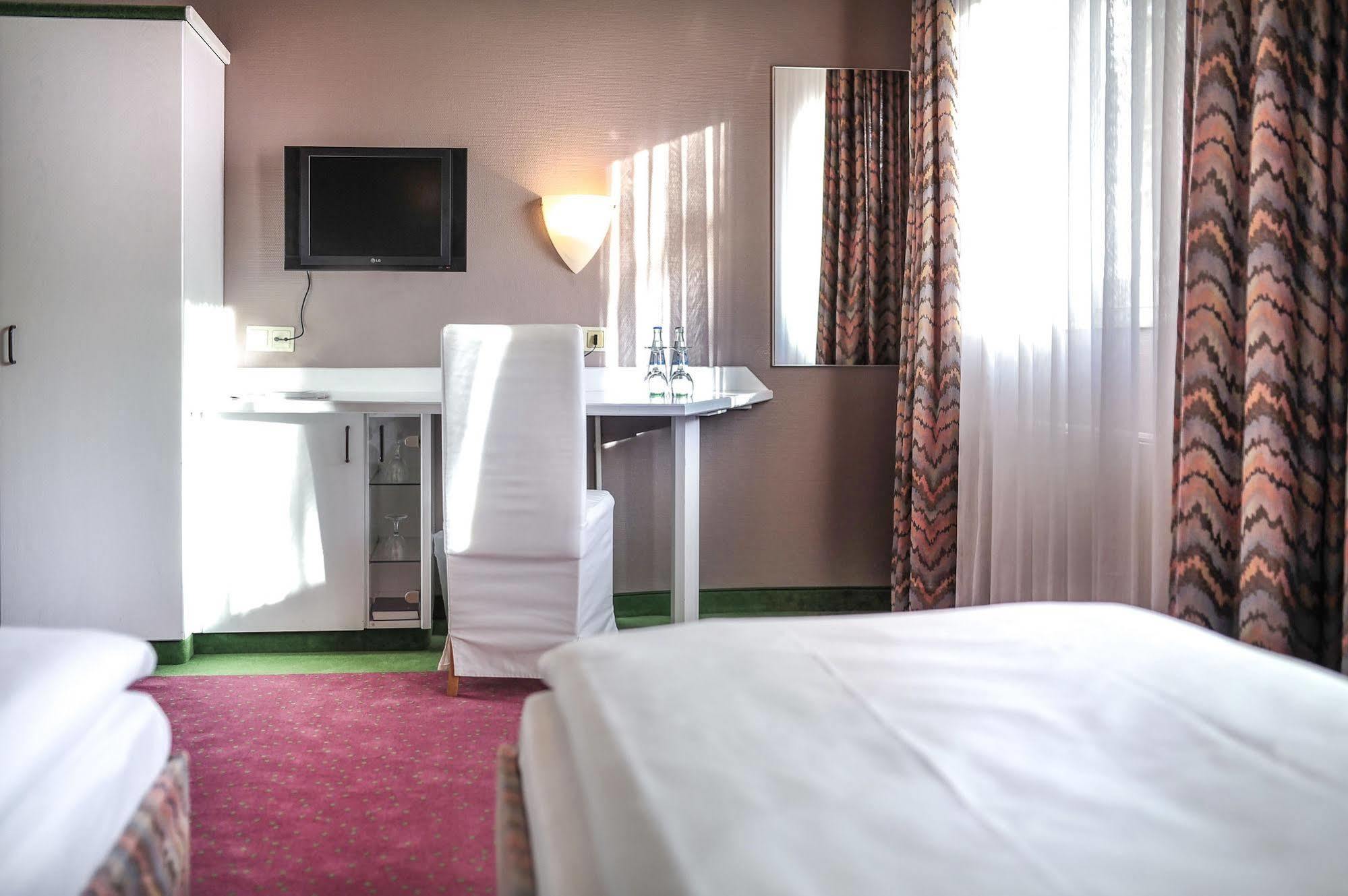 Airport Hotel By The New Yorker Кёльн Экстерьер фото