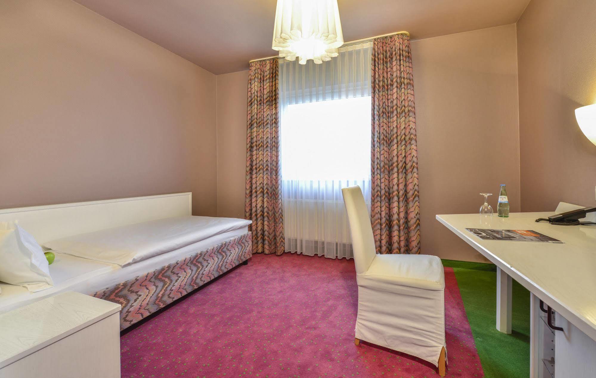 Airport Hotel By The New Yorker Кёльн Экстерьер фото